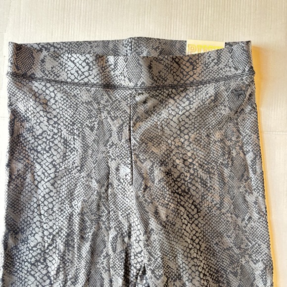 Victoria's Secret PINK Sz Medium black Metallic Leggings Snake Skin New - Picture 3 of 9